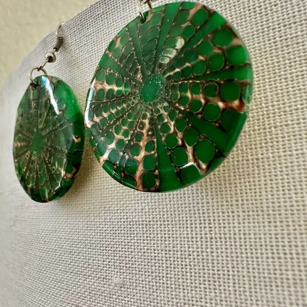 Green and brown shell round earrings